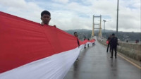 Bendera Merah Putih 770 Meter Berhasil Dikibarkan di Jembatan Teluk Kendari