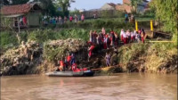 Jembatan Roboh Akibat Banjir, Siswa Gunakan Perahu Karet ke Sekolah