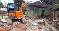 Puluhan Rumah dan Bangunan Terdampak Gempa Pasbar Dirobohkan 