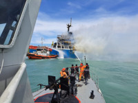 TNI AL Bantu Pemadaman dan Evakuasi ABK MV Abu Samah yang Terbakar 