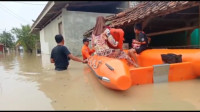 Intensitas Hujan Tinggi, Ratusan Rumah di Karawang Terendam Banjir