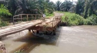 Dampak Banjir, Jembatan di Desa Tommo Nyaris Putus