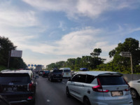 Memasuki Puncak Arus Balik, Jalan Tol Jakarta-Cikampek Padat Merayap 