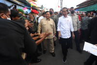 Momen Keakraban Jokowi dan Prabowo di Maluku