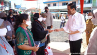 Presiden Jokowi Serahkan Bantuan di Pasar Sungai Duri