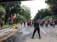 Polisi Pasang Kawat Berduri, Halau Massa ke Istana