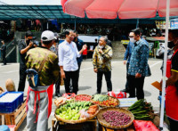 Jokowi Beri Bantuan Pedagang Pasar Sederhana Bandung