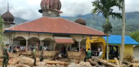 Kodim 0108 Aceh Tenggara Bantu Warga Membersihkan Lumpur Dampak Banjir