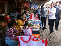 Presiden Jokowi Kunjungi Pasar Malang Jiwan Colomadu, Bagikan BLT hingga Cek Harga Komoditas 