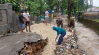 Gugah Nurani Pemkot, Warga Gotong Royong Perbaiki Jalan Rusak