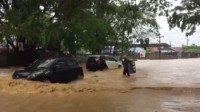 Kendari, Akibat Terobos Banjir Kendaraan Warga Mogok