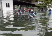 Penahan Air Laut Jebol, Kawasan Tanjung Emas Semarang Dikepung Banjir Rob 