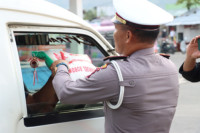 Bantu Warga Terdampak Harga BBM Naik, Polres Manggarai Timur Bagikan Puluhan Sembako kepada Sopir Angkot