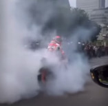 Aksi Burnout Marc Marquez Bikin Takjub Masyarakat Saat Parade