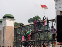 Anak STM Ikut Demo di Depan Gedung DPR RI, Panjat Pagar Minta Dibuka
