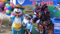 Polisi Kerahkan Robot Transformers Dan Doraemon Kendalikan Ketakutan Anak Mengikuti Vaksinasi