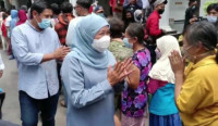Gubernur Jawa Timur Tinjau Operasi Pasar Minyak Goreng Murah dan Berikan Sembako