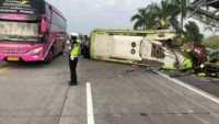 13 Korban Tewas Kecelakaan Bus di Tol Sumo Dibawa Ke RSUD Mojokerto