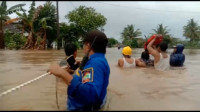 Momen Dramatis Tim Damkar Evakuasi Korban Banjir di Lampung Selatan