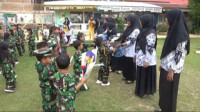 Peringati Hari Guru Nasional, Puluhan Murid TK Pertiwi 2 Muaro Bungo Berikan Hadiah Bunga untuk Majelis Guru