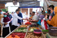 Presiden Jokowi Bagikan Bansos di Pasar Sukamandi Subang