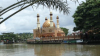 Masjid Al-Misbah Percantik Bantaran Sungai Karang Mumus