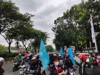 Massa Buruh Mulai Bergerak Menuju Gedung DPR RI