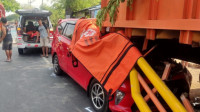 Tabrak Truk Parkir, Pengemudi Mobil Tewas Terjepit