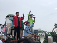 Turun Hujan, Ribuan Massa Aksi Mulai Padati Depan Gedung DPR RI