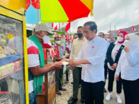 Presiden Bagikan Bantuan di Kepulauan Tanimbar
