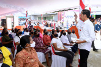 Presiden Jokowi Tinjau Penyerahan Bansos ke Warga Kepulauan Aru