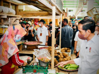 Presiden Jokowi Cek Harga Kebutuhan di Pasar Baledono Purworejo