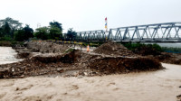 Banjir Hantam Tanggul Jembatan Benanain, Transportasi Lumpuh Total