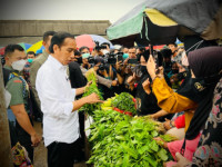Presiden Jokowi Bagikan Bansos dan Cek Harga Minyak Goreng di Pasar Baros