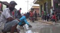 Pemerintah Desa Tak Peduli, Warga Kalikatak Perbaiki Sendiri Jalan Poros yang Rusak Parah