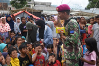 Prajurit TNI AL Dekatkan Diri dengan Masyarakat Terdampak Gempa Cianjur 