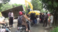 Truk Tronton Muatan Batu Terguling, Jalur Sumedang-Cirebon Macet Parah
