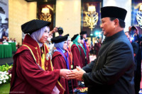 Pesan Prabowo kepada Wisuda Universitas Kebangsaan: Jangan Lupa Orang Tua