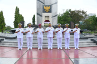 Peringati HUT Ke-77, TNI AL Ziarah ke Taman Makam Pahlawan Serentak di Seluruh Indonesia