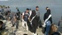Peringati Hari Laut, Putra Putri Sulawesi Tengah Bersihkan Sampah Plastik