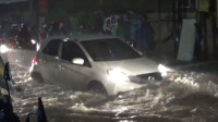 Banjir Cimahi Seperti Sungai, Kendaraan Nyaris Terbawa Arus