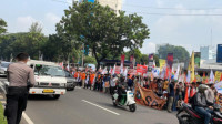 Massa May Day Fiesta Padati Depan DPR, Arus Lalin Tersendat