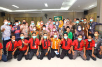 Menaker Ida Tinjau Langsung Penyaluran BSU kepada Nakes RS di Jawa Timur 