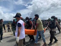 Tim Ops Damai Cartenz Berhasil Evakuasi 8 Korban Penembakan KKB
