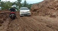 Material Longsor Dibersihkan, Jalan Nasional Trans Sulawesi Sudah Bisa Dilalui