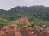 Bukit Leuweung Kadu di Sumedang Longsor, Lahan Sawah Tertimbun