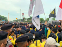 Unjuk Rasa di Patung Kuda, Massa Mahasiswa Terlibat Saling Dorong dengan Polisi
