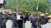 Pemberian Bibit Tanam Sorgum di 77 Lokasi, TNI AL Raih Penghargaan MURI