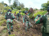 Tumbuhkan Rasa Gotong Royong, Satgas Yonif Raider 321/GT Kostrad Bangun Pagar Bersama Masyarakat Distrik Napua