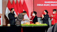 Hadiri Rakernas PDIP, Presiden Jokowi Dihadiahi Tumpeng Ulang Tahun dari Megawati